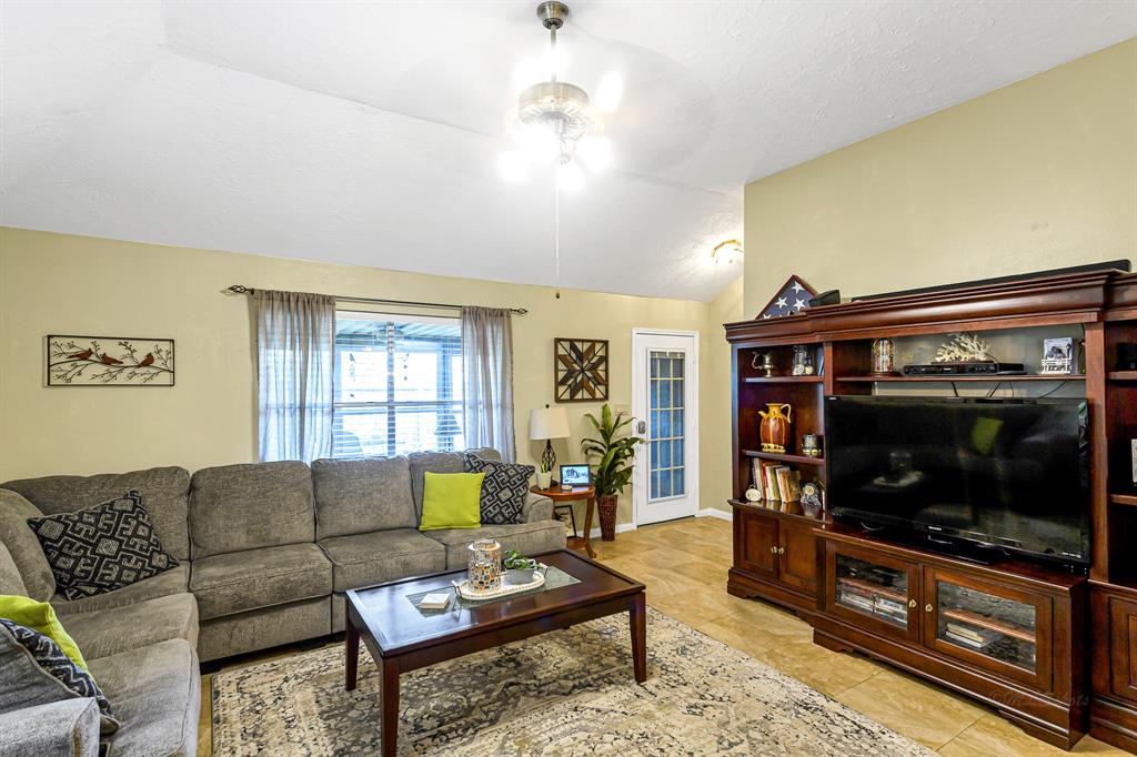 918 Peach Blossom Drive, Pearland, Texas image 7