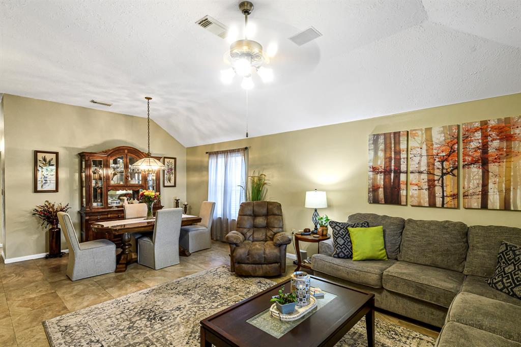 918 Peach Blossom Drive, Pearland, Texas image 8