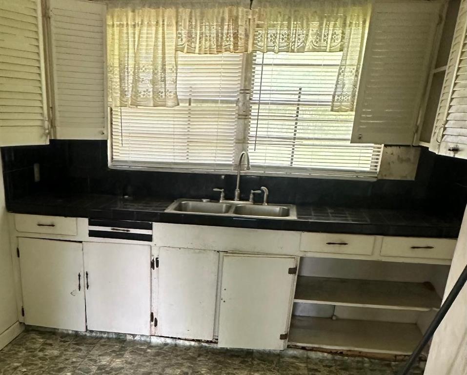 5707 Lyndhurst Drive, Houston, Texas image 6