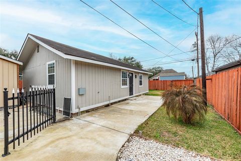 A home in South Houston