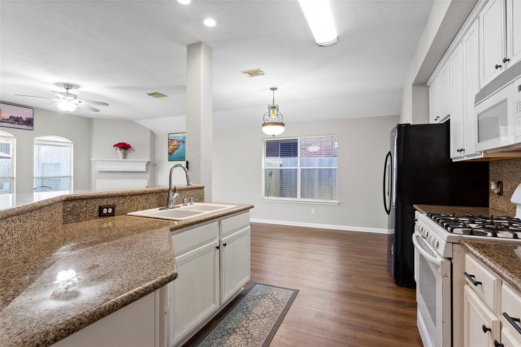 5134 Chase Park Circle, Bacliff, Texas image 7