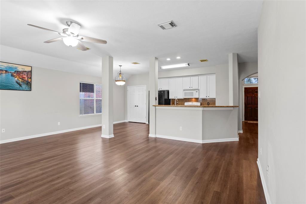 5134 Chase Park Circle, Bacliff, Texas image 6