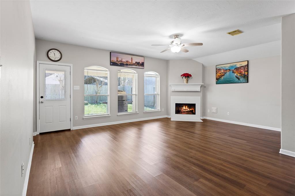 5134 Chase Park Circle, Bacliff, Texas image 4