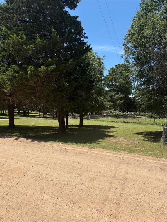 104 Crooked Creek Drive, Sheridan, Texas image 6