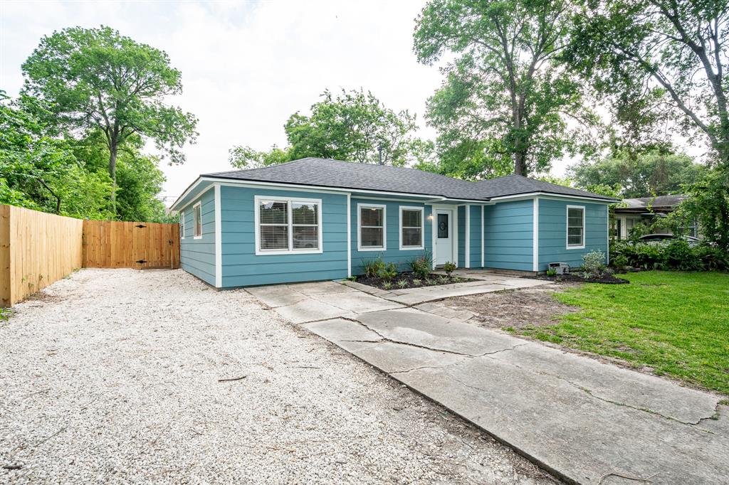 308 Greenbriar Drive, Baytown, Texas image 3