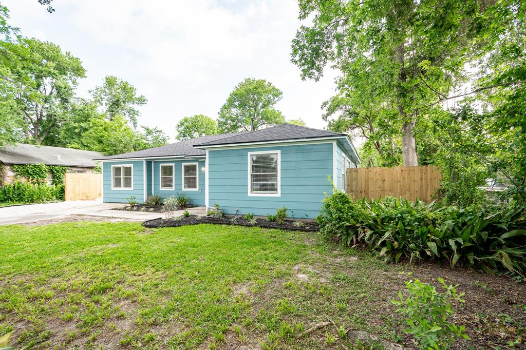 308 Greenbriar Drive, Baytown, Texas image 2