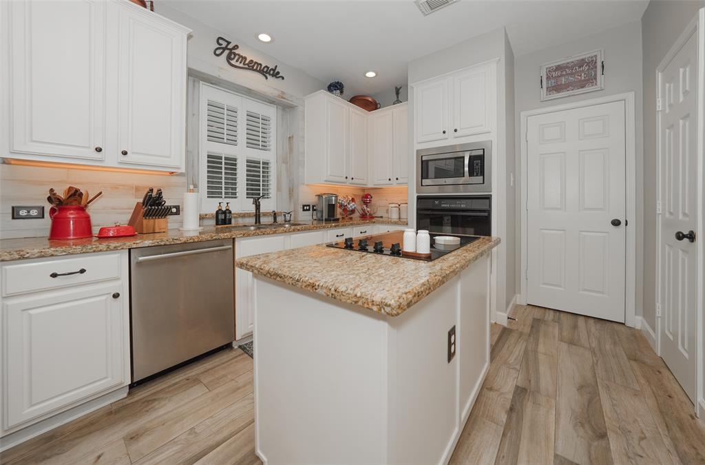 887 Victoria Lakes Drive, Katy, Texas image 16