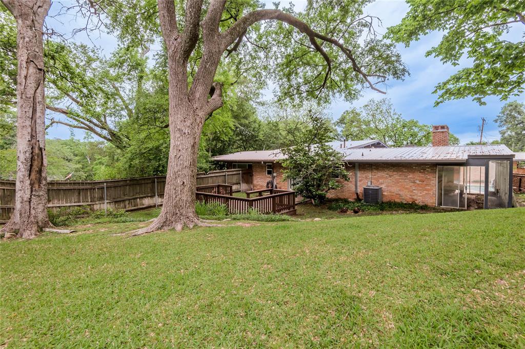 1515 Avenue Q, Huntsville, Texas image 42