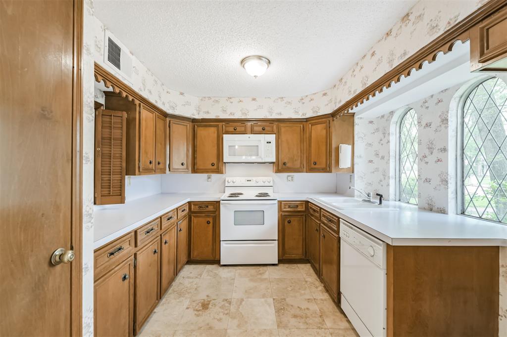 2014 Round Spring Drive, Kingwood, Texas image 8