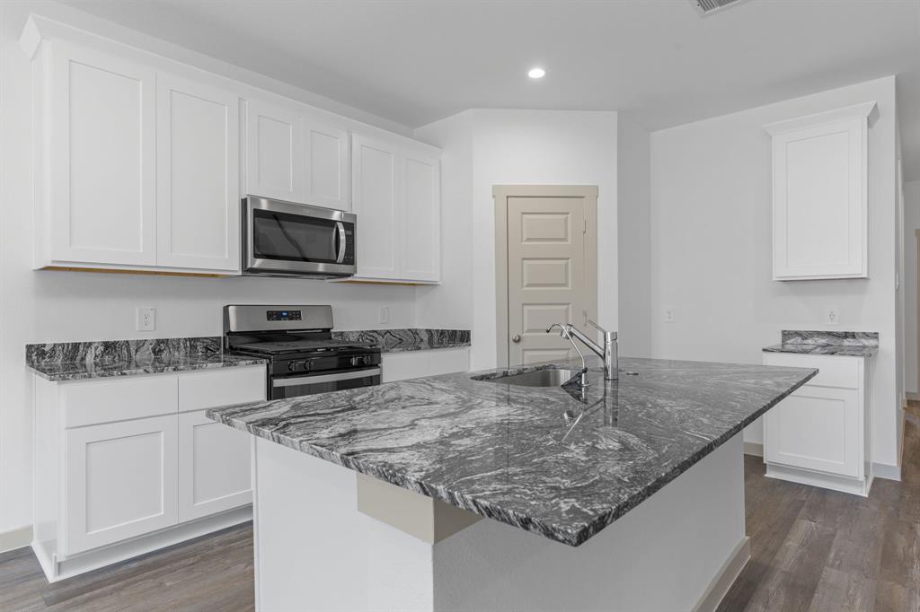 407 Emma Street, Angleton, Texas image 4