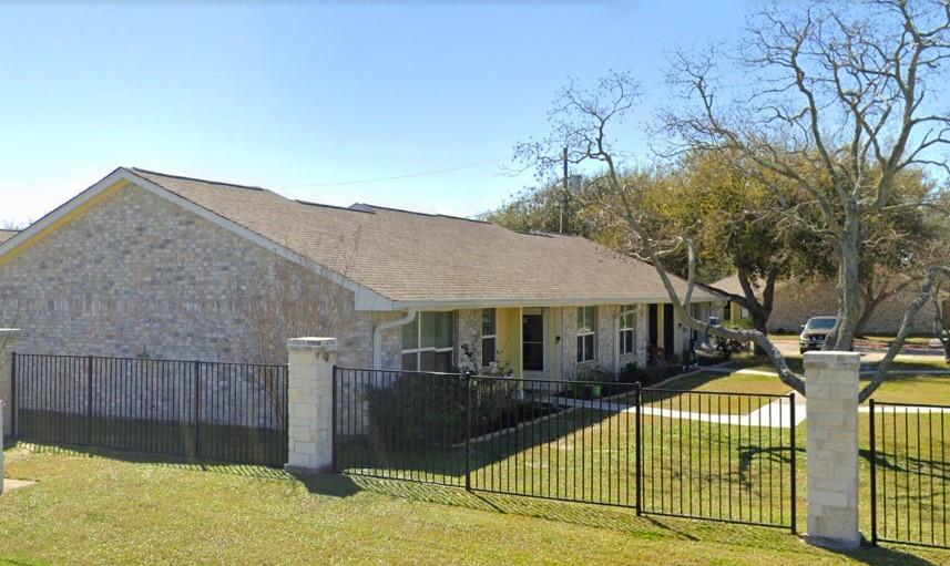 1201 N Live Oak