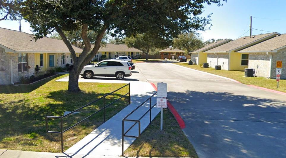 1201 N Live Oak