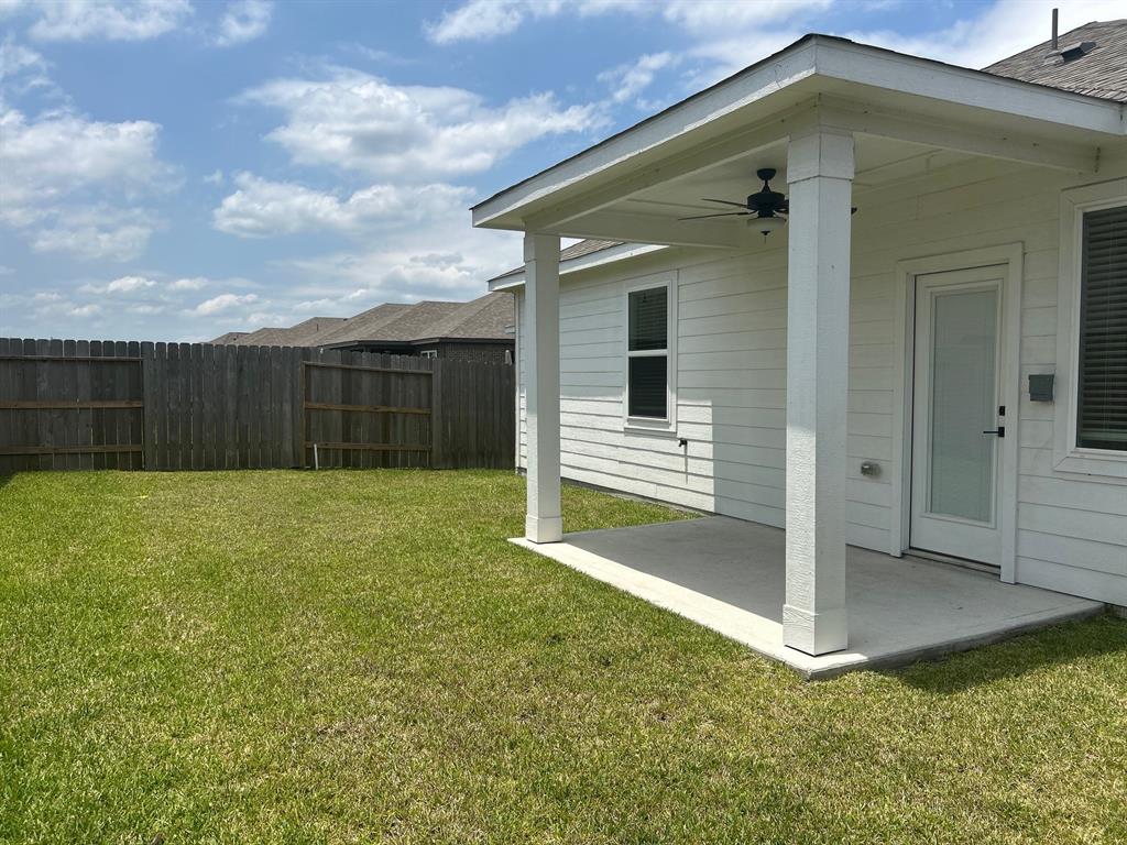 926 Whispering Winds Drive, Beasley, Texas image 2