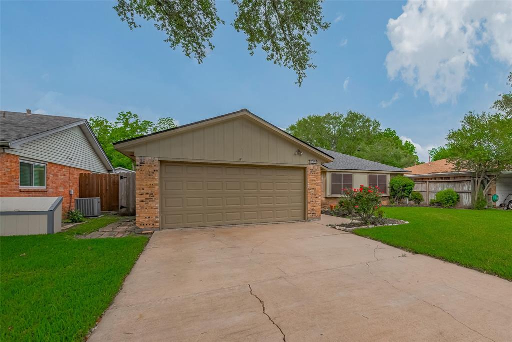 2027 Briar Ridge Drive, Rosenberg, Texas image 3