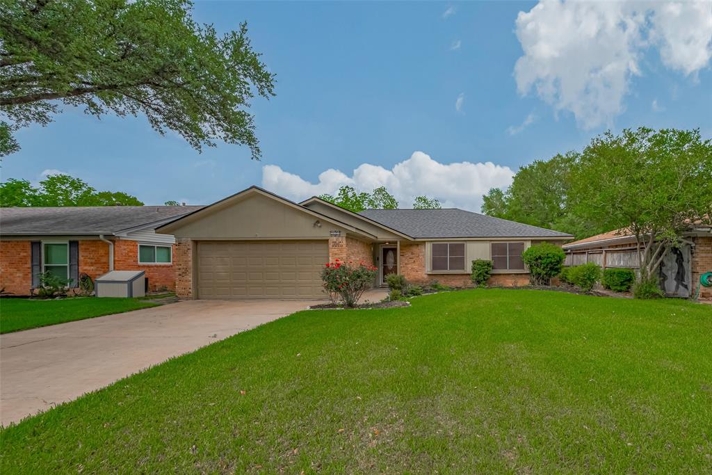 2027 Briar Ridge Drive, Rosenberg, Texas image 4