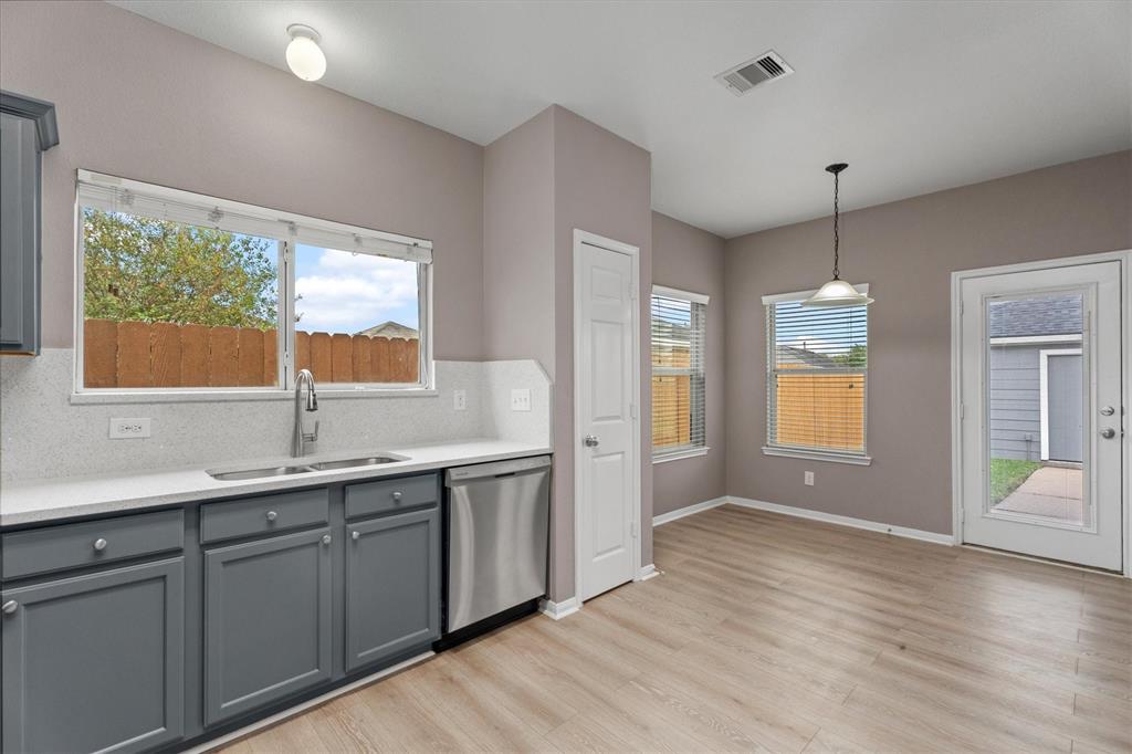 Houston, Texas 77047, United States, 3 Bedrooms Bedrooms, ,2 BathroomsBathrooms,Residential,Pending,34310