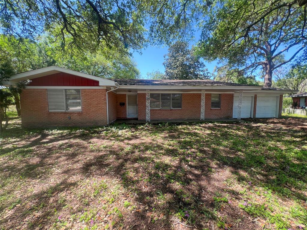 105 Longridge Drive, La Marque, Texas image 1