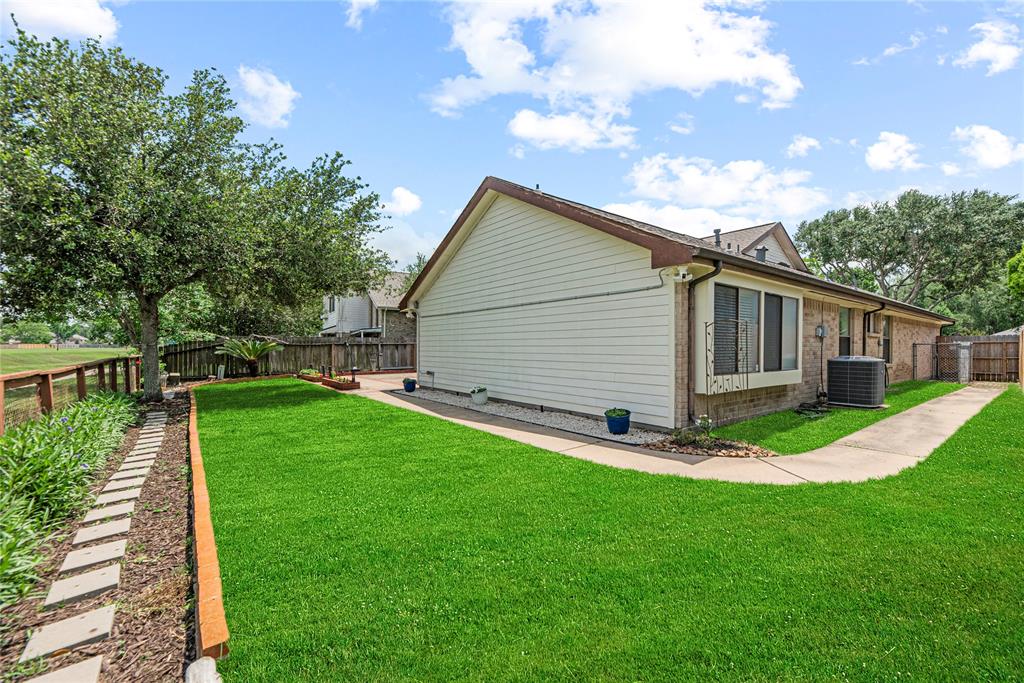 2215 Greencove Lane, Sugar Land, Texas image 3