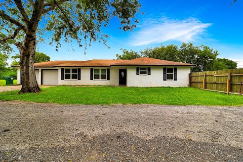 Homes For Sale - 203 E Lance Street<br/> Madisonville, TX 77864