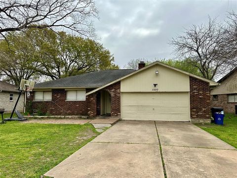 Single Family Residence in Houston TX 11810 Grapewood Drive.jpg
