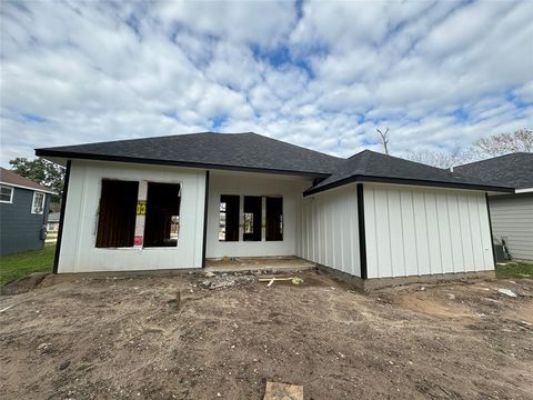 A home in Clute