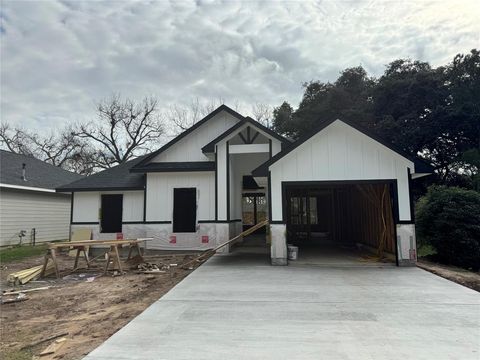 A home in Clute