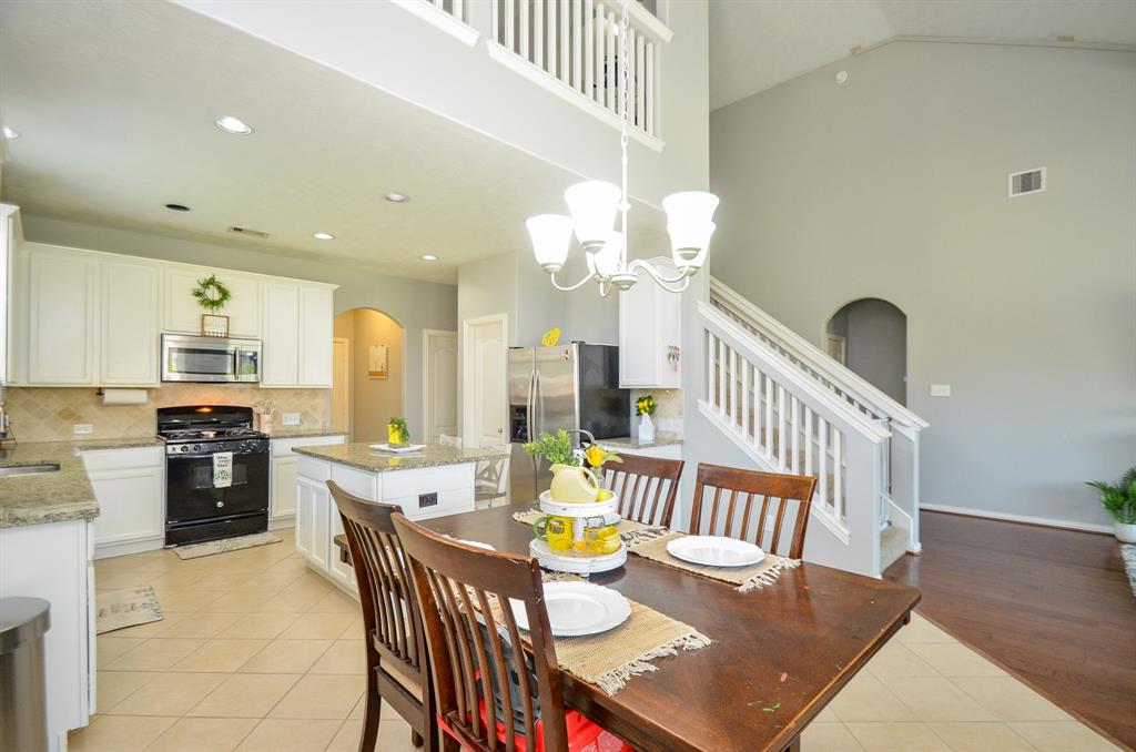 116 Meadow Ridge Way, Clute, Texas image 11