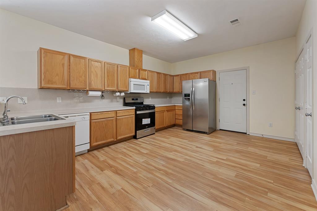 607 Townplace Drive, College Station, Texas image 7