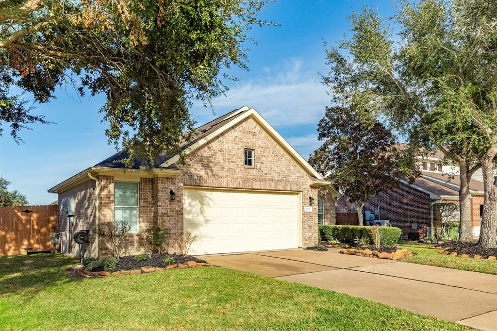 2604 Shady Springs Court, Pearland, Texas image 2