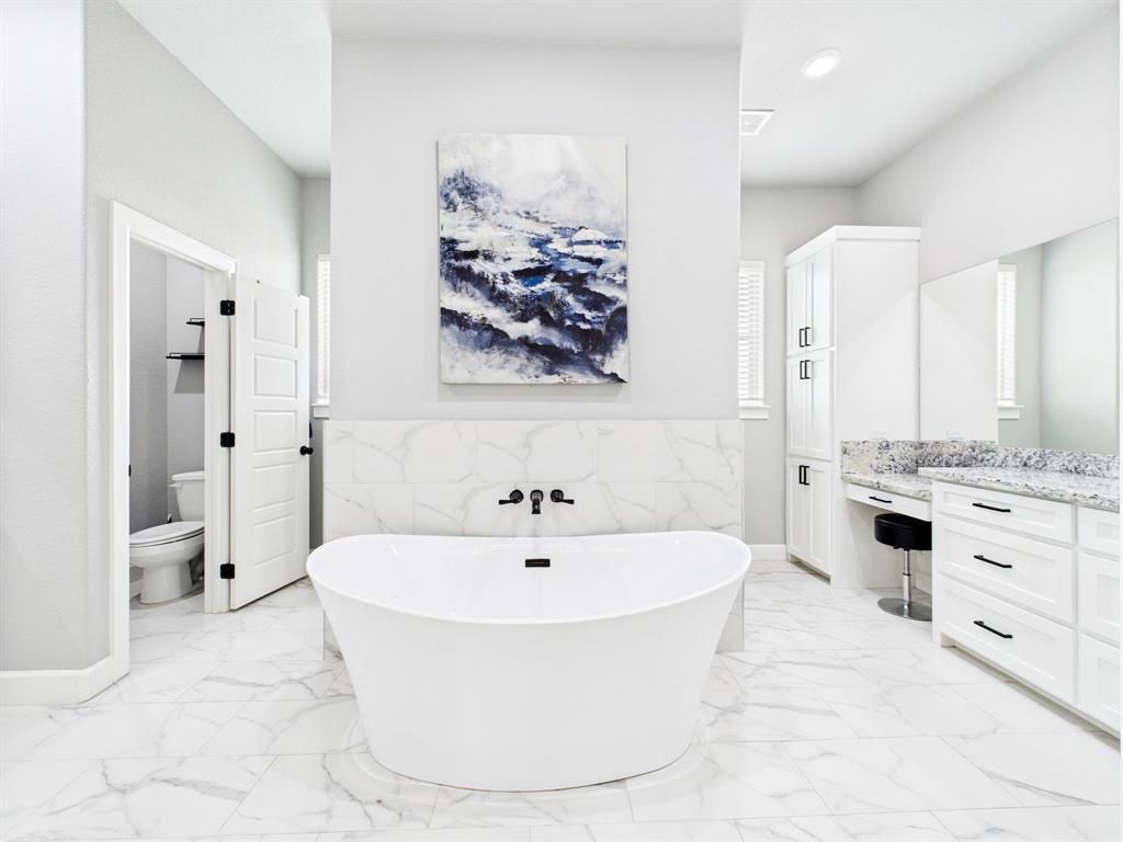 2711 Oakwood Shores Drive