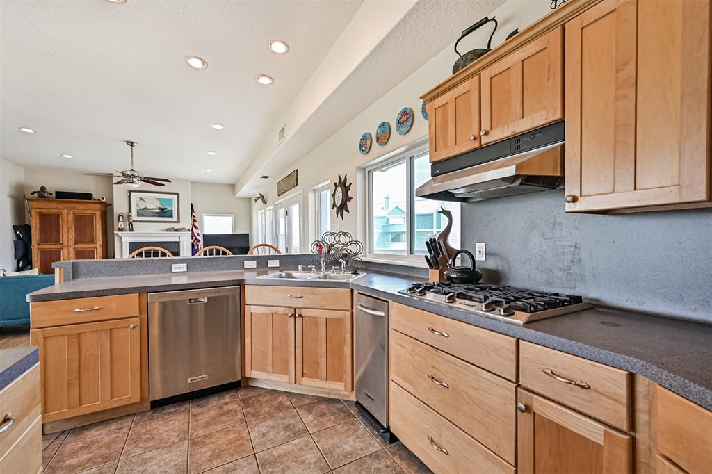 18806 W De Vaca Lane, Galveston, Texas image 21