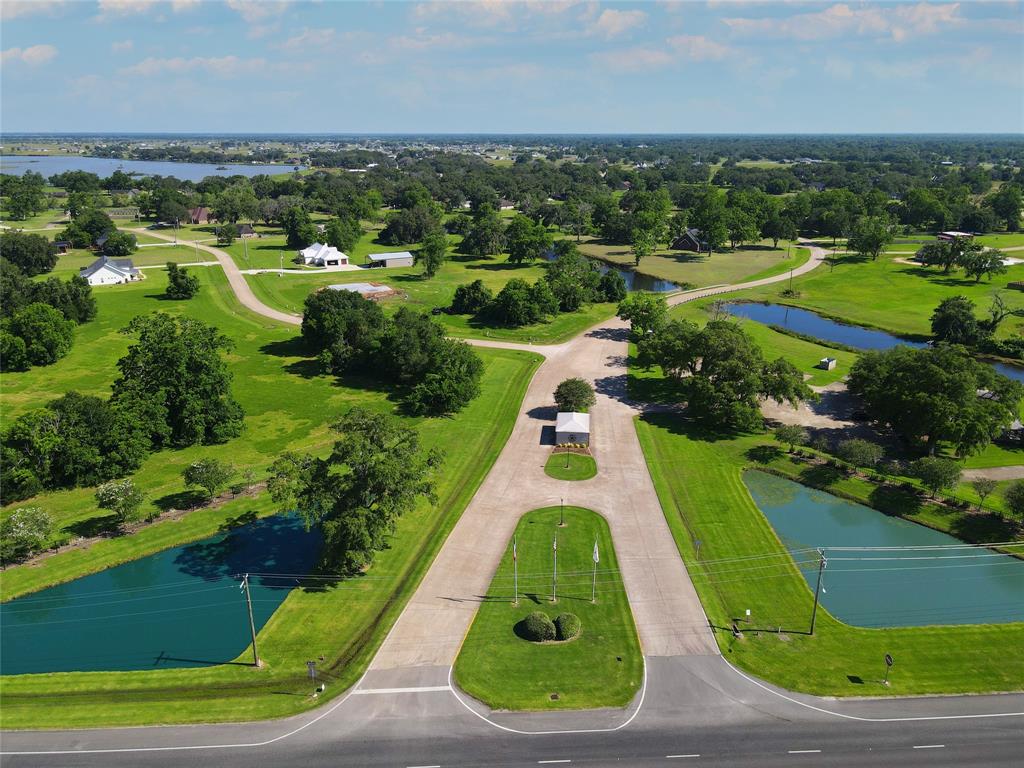 125 Stage Coach Trail, Angleton, Texas image 2