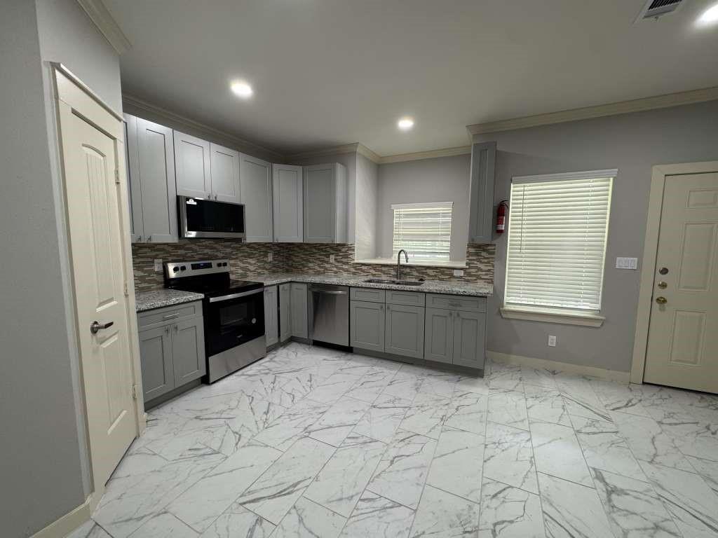 5802 Twisted Pine Court #D, Houston, Texas image 4