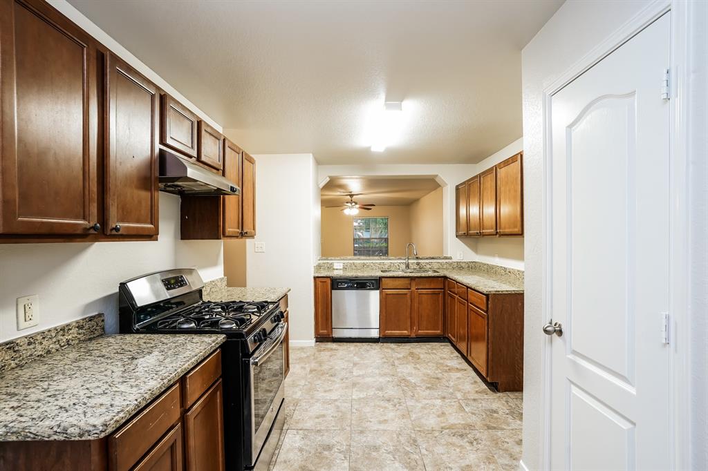 2714 Roaring Oaks Lane, Katy, Texas image 11