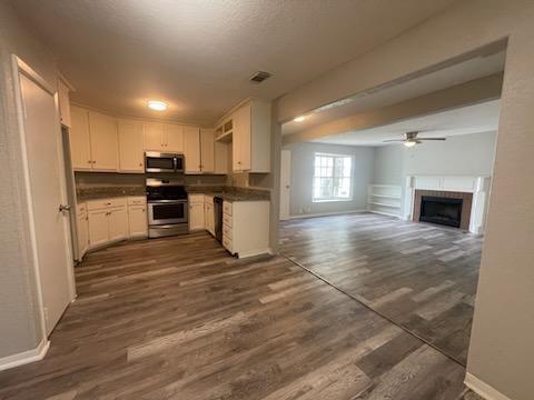 1006 N Valderas Street, Angleton, Texas image 6