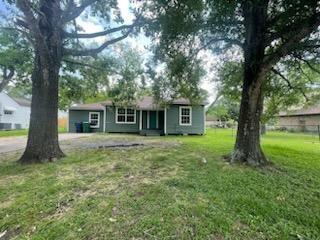 1006 N Valderas Street, Angleton, Texas image 1