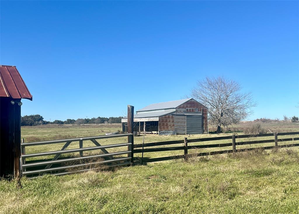 1635 Burnside Rd, Fayetteville, Texas image 9
