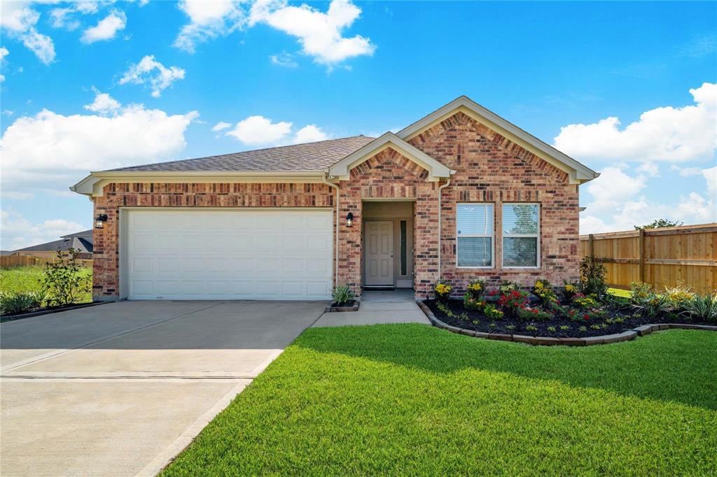 3243 Falling Brook Drive, Baytown, Texas image 1