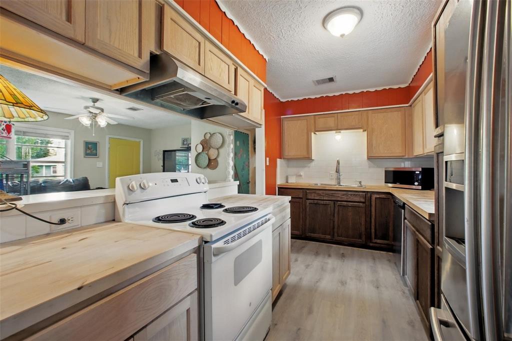 603 Briarwood Drive, Baytown, Texas image 10