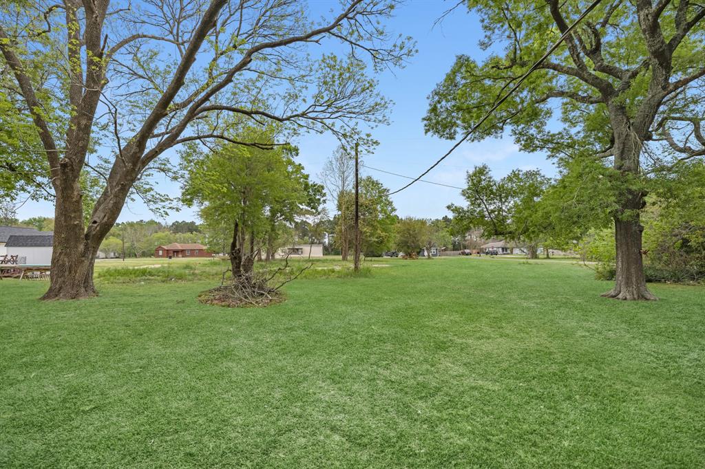 502 Lee Avenue, Anahuac, Texas image 4