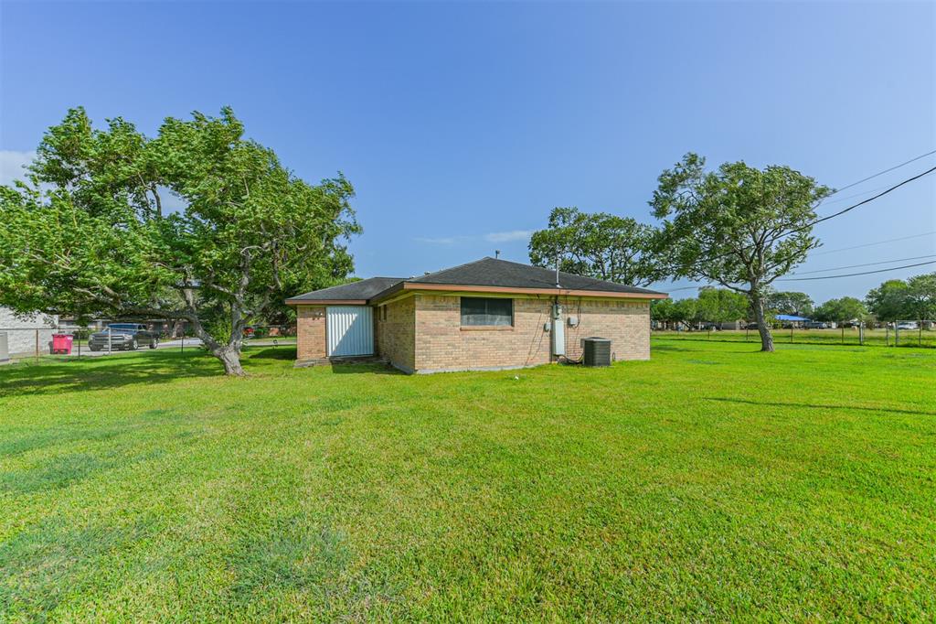 1705 N Avenue M, Freeport, Texas image 4