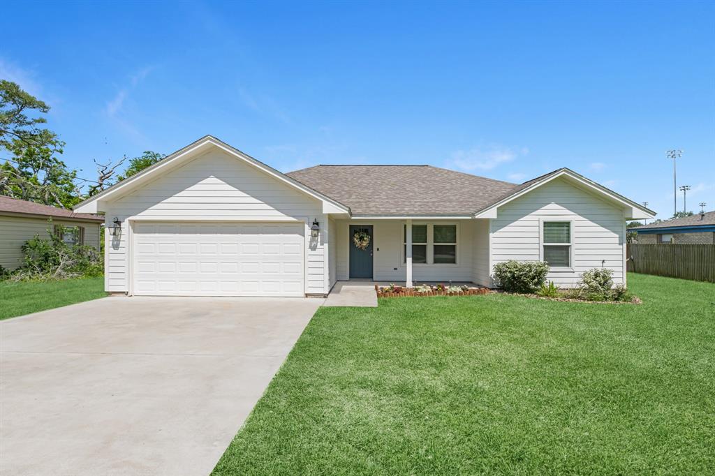 127 Lakewood Drive, Clute, Texas image 1