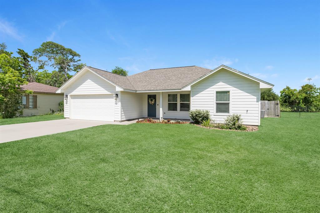 127 Lakewood Drive, Clute, Texas image 3