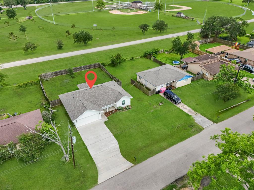 127 Lakewood Drive, Clute, Texas image 4