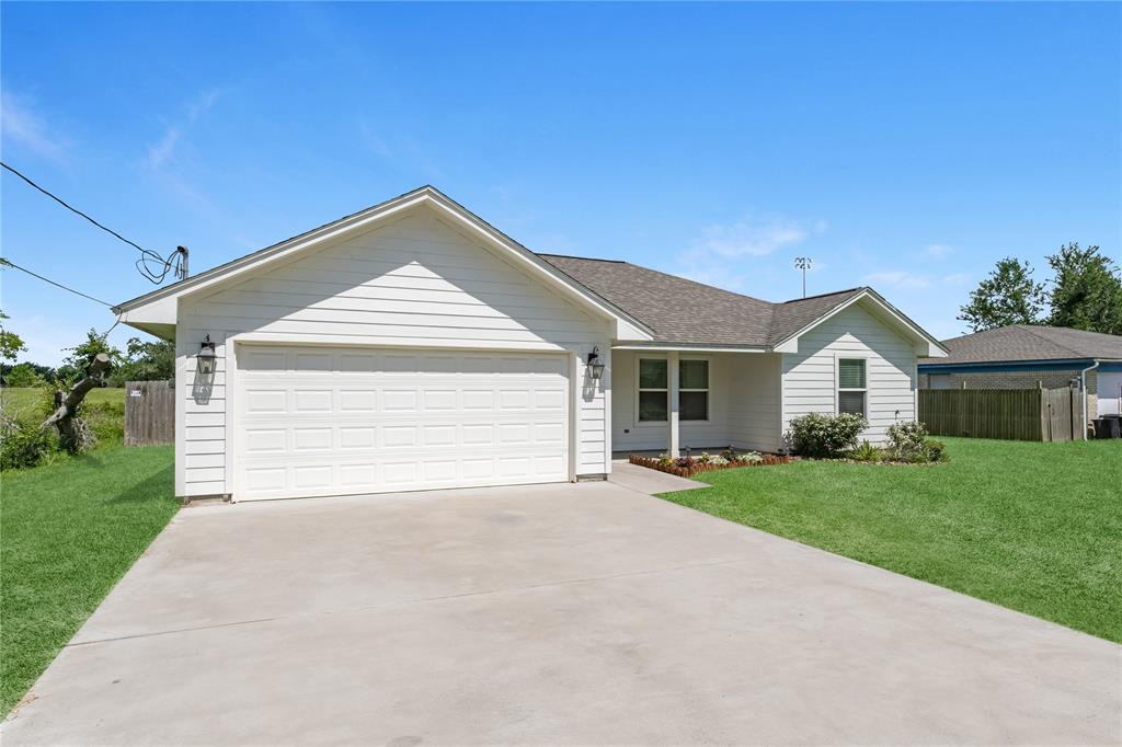 127 Lakewood Drive, Clute, Texas image 2