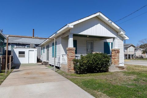 Single Family Residence in Galveston TX 4302 Avenue S 1/2 1.jpg
