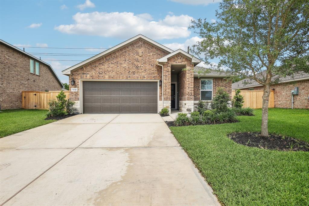 5030 Magnolia Springs Drive, Pearland, Texas image 1