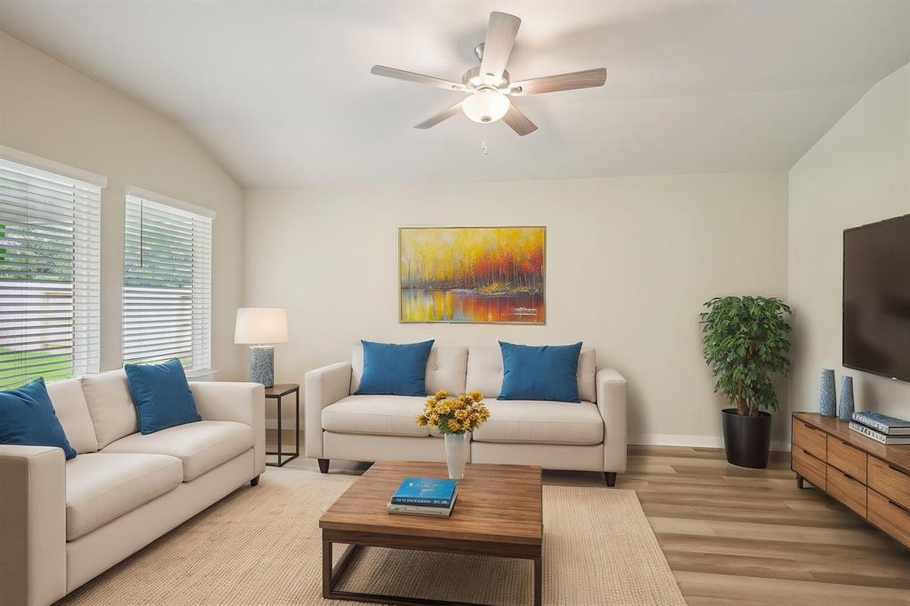 5030 Magnolia Springs Drive, Pearland, Texas image 2