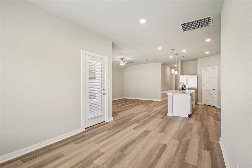 5030 Magnolia Springs Drive, Pearland, Texas image 8