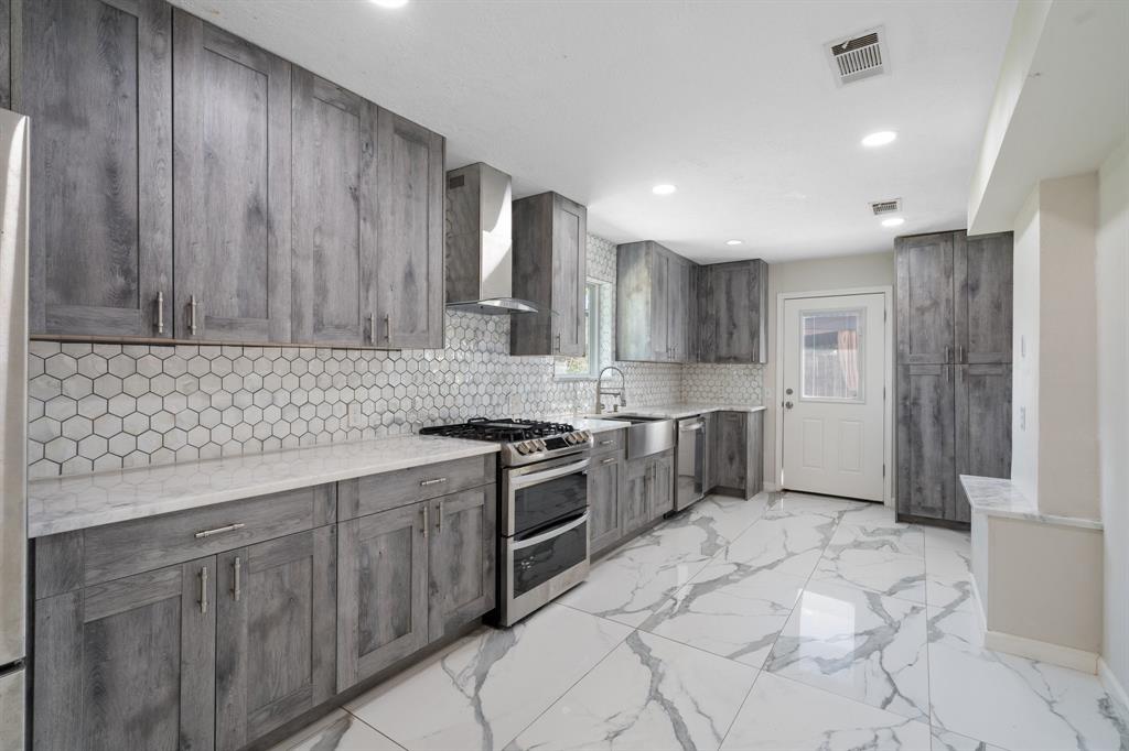 606 Pinebrook Lane, Baytown, Texas image 18
